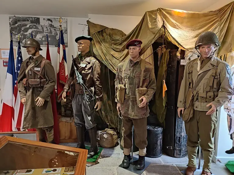 Mannequins en uniformes historiques dans une salle du Musée de la Résistance de la Zone 13
